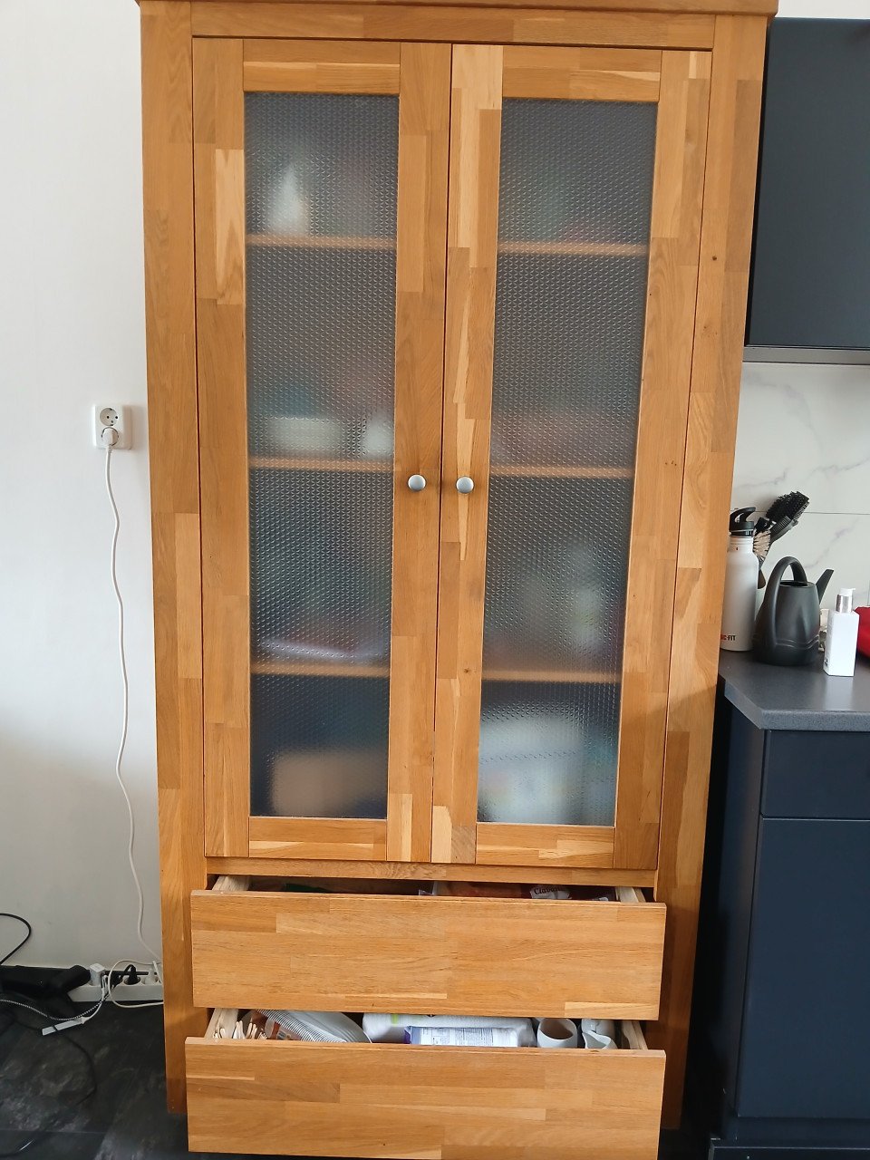 Kast met 2 laden en 2 deuren