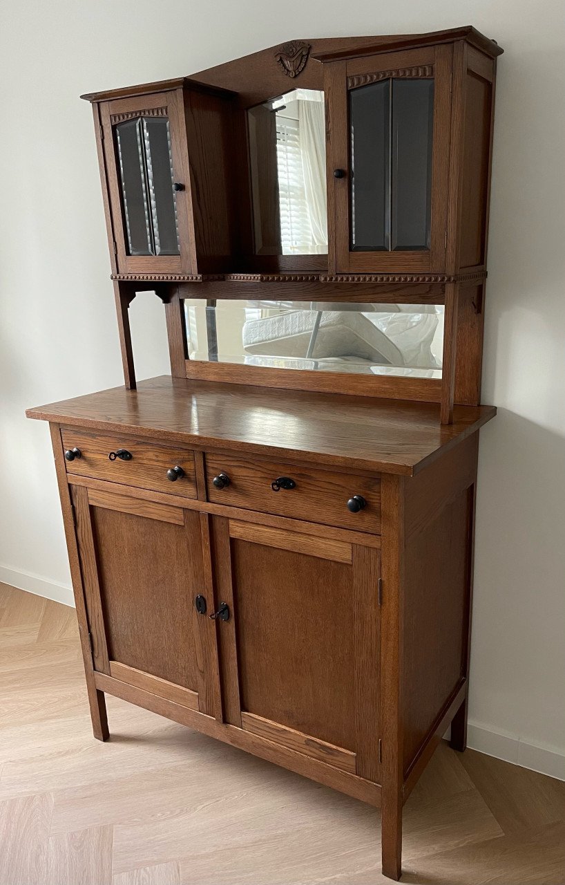 Antiek romantisch kastje met facetglas