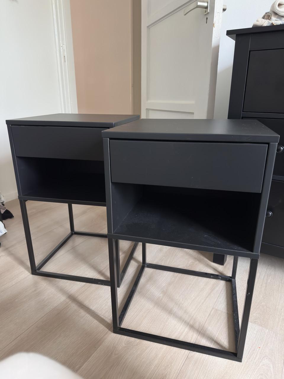 2 nette zwarte nachtkastjes