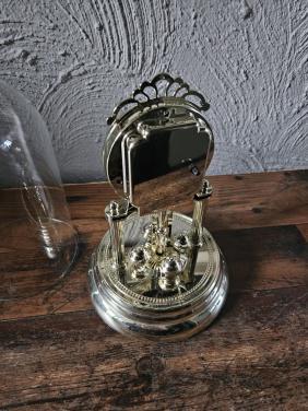 Mooie werkende vintage Tafelklok met glazen stolp