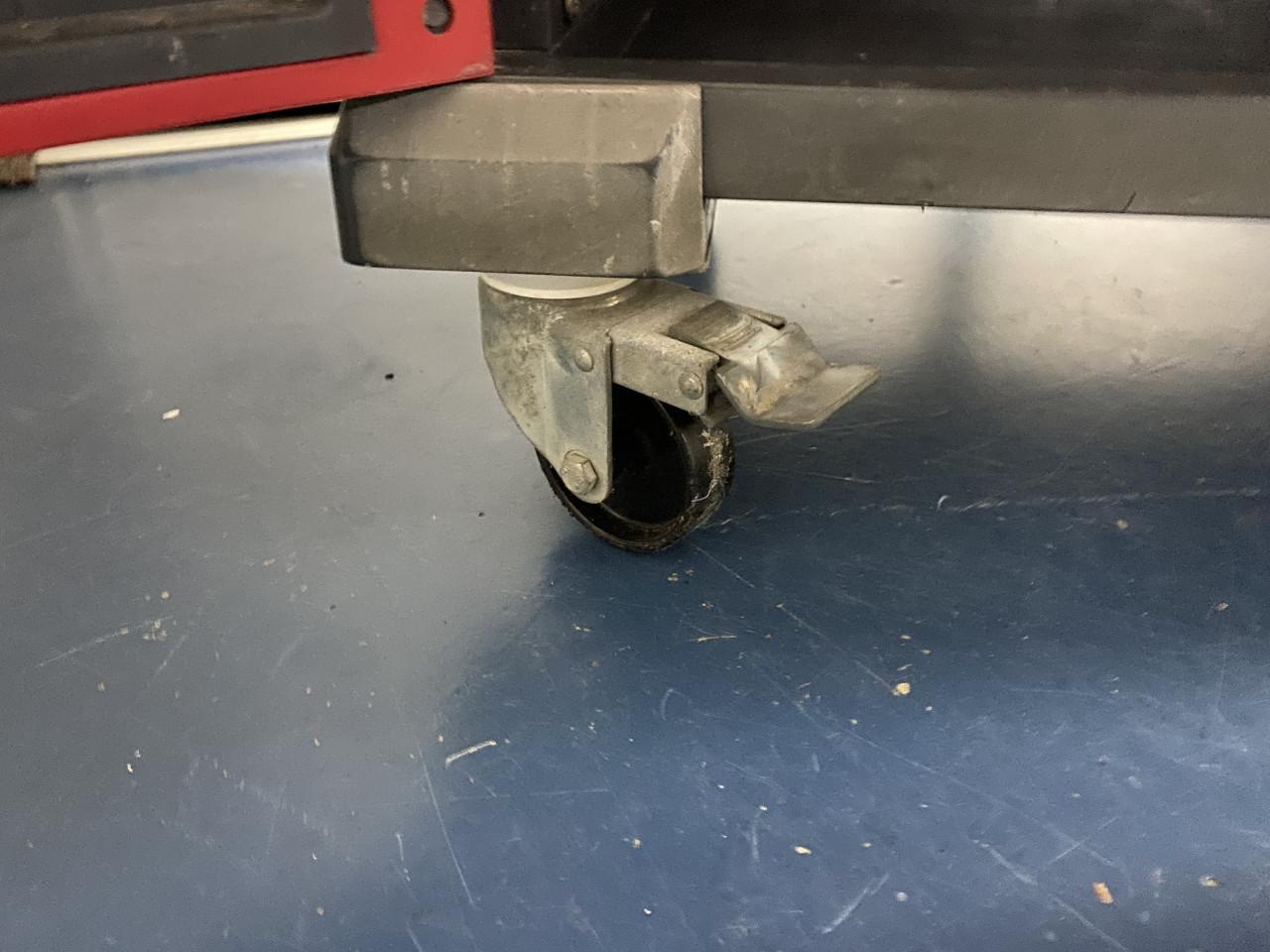 Materiaal kast op wielen