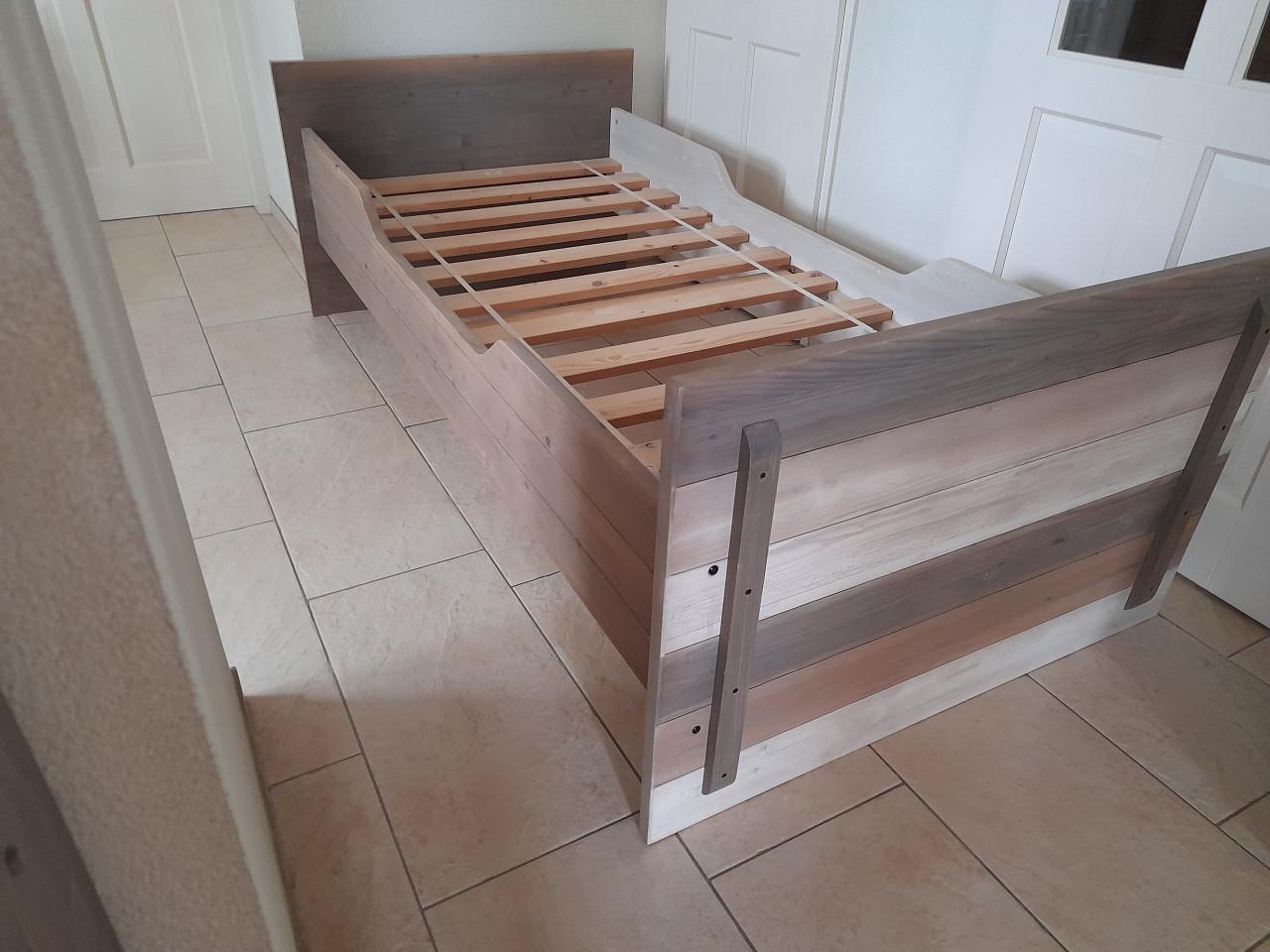 Houten bed 90 x 200 ( in goede staat )