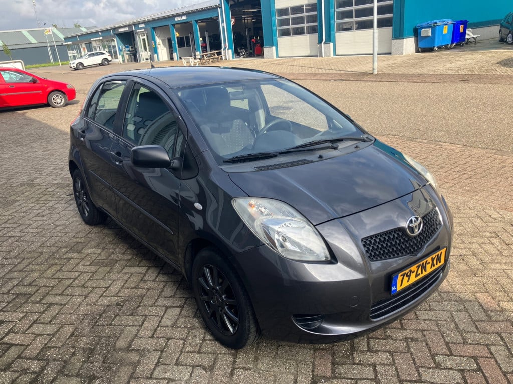 Toyota Yaris 1.3 vvti terra car-play