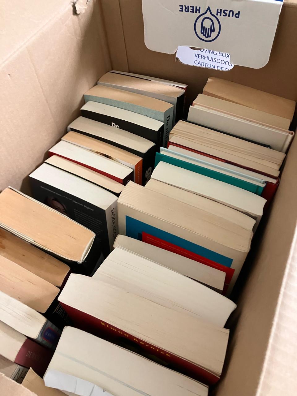 Gratis af te halen 3 dozen met diverse boeken (in een keer meenemen)