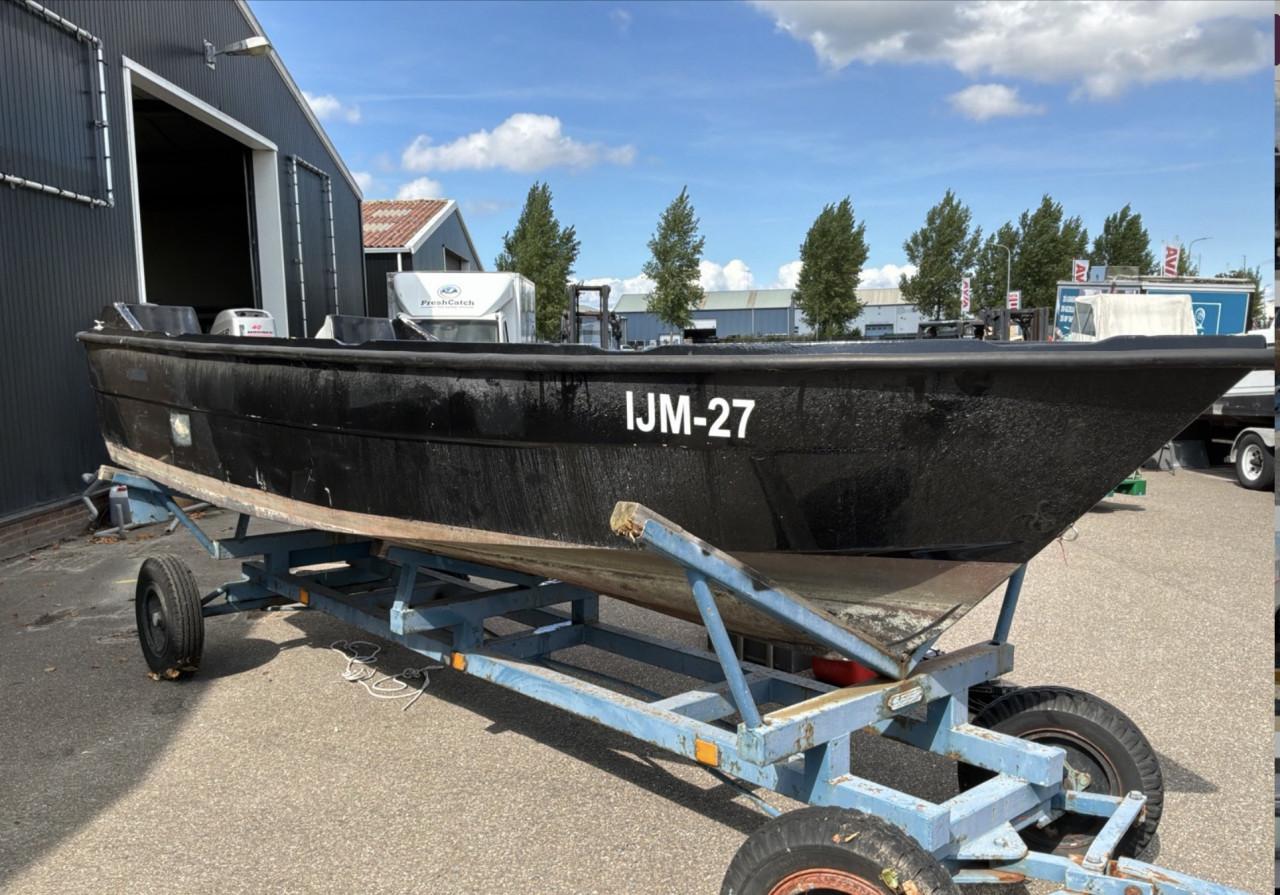 Sloep met buitenboordmotor