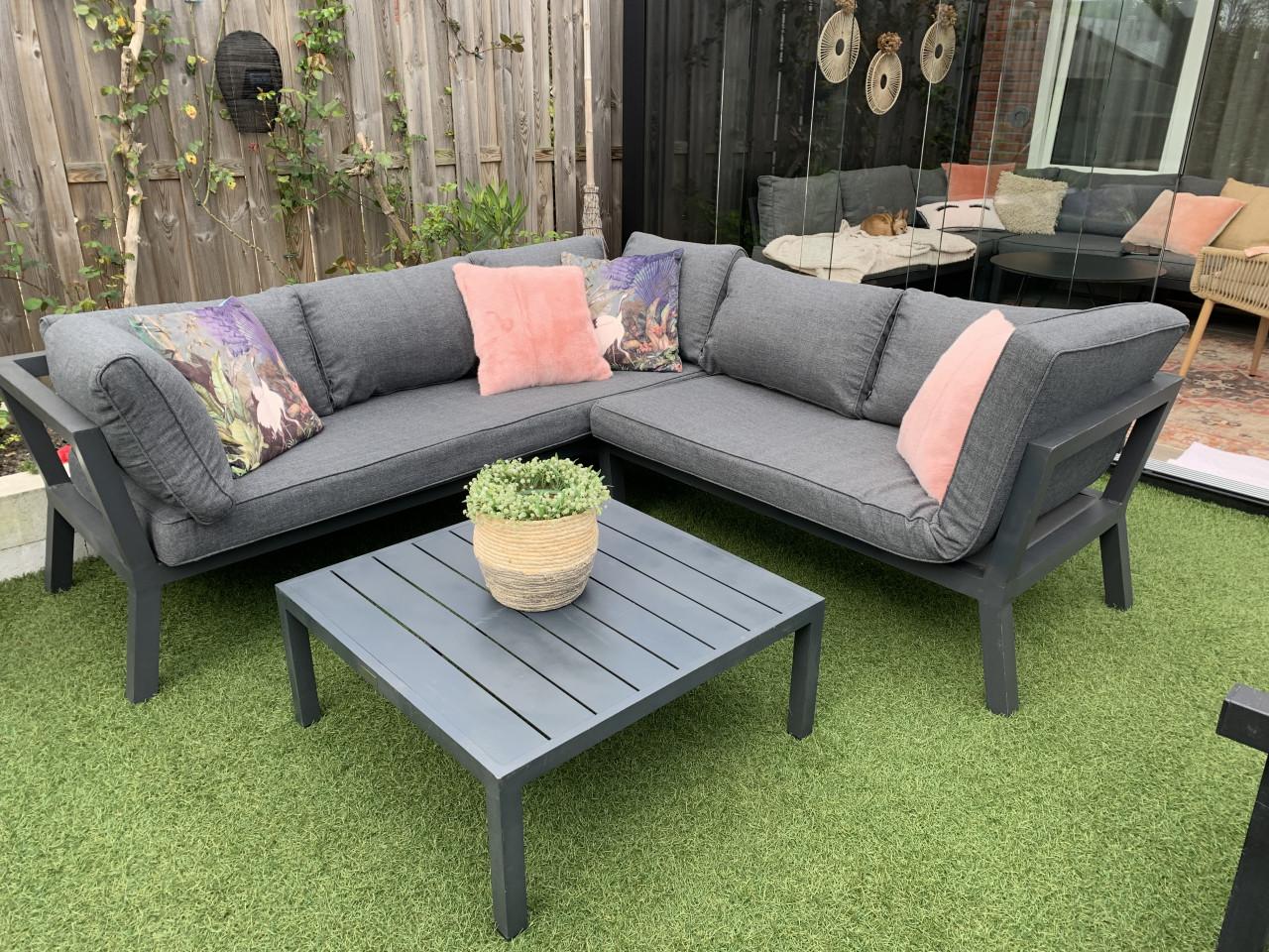 Alminium loungset met schone kussens, set in orde, plus tafel.