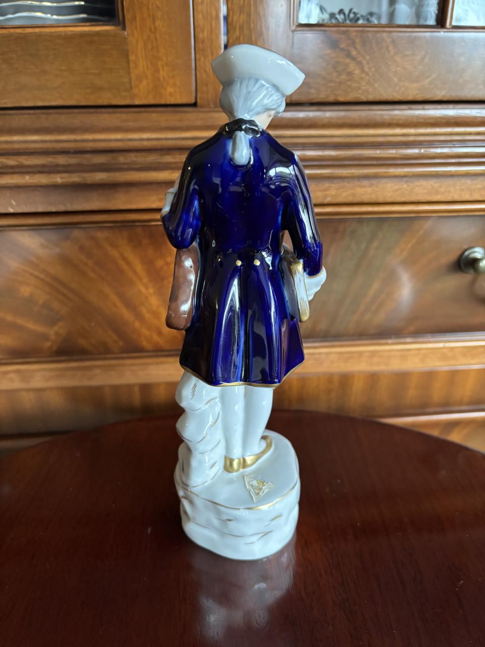 EEN ROYAL-DUC ROCOCO BEELDJE ,” DE VIOLIST”.