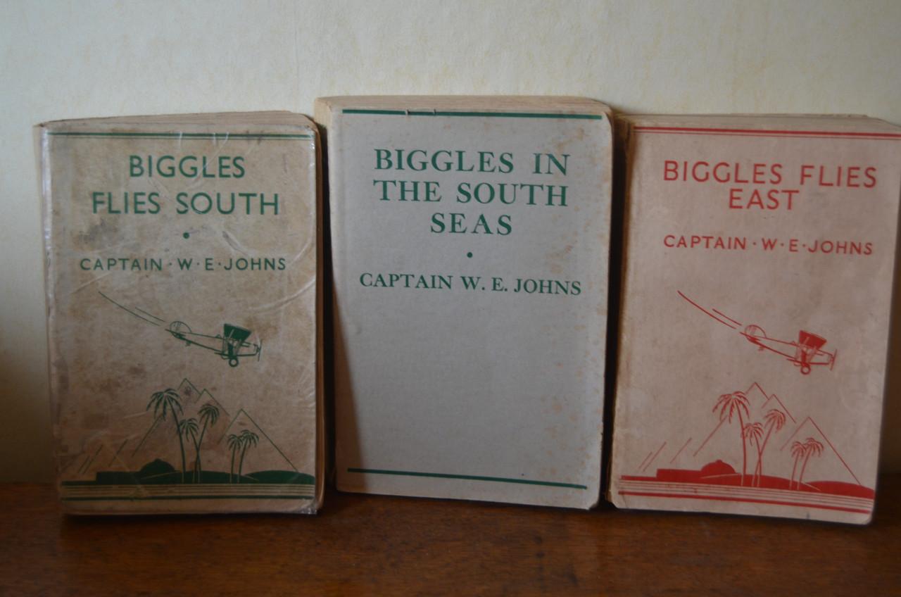 Diverse 'Pyramid' Biggles 80 - 90 jaar oud!