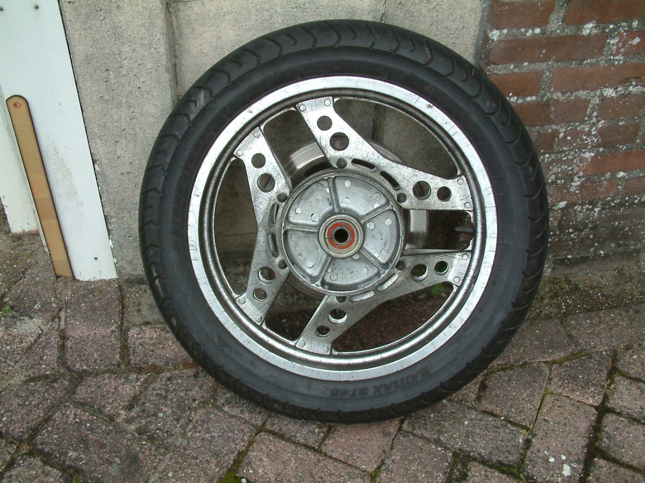 Boomerang en comstar  zwart en blank  wielen honda  1980 /1984  bol dor