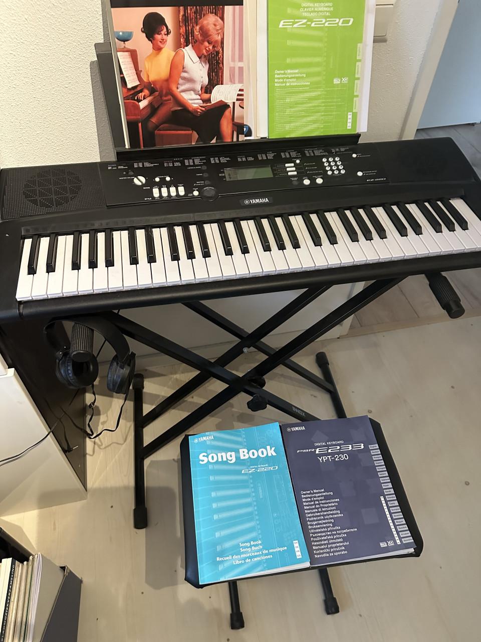 Keyboard Yamaha EZ-220