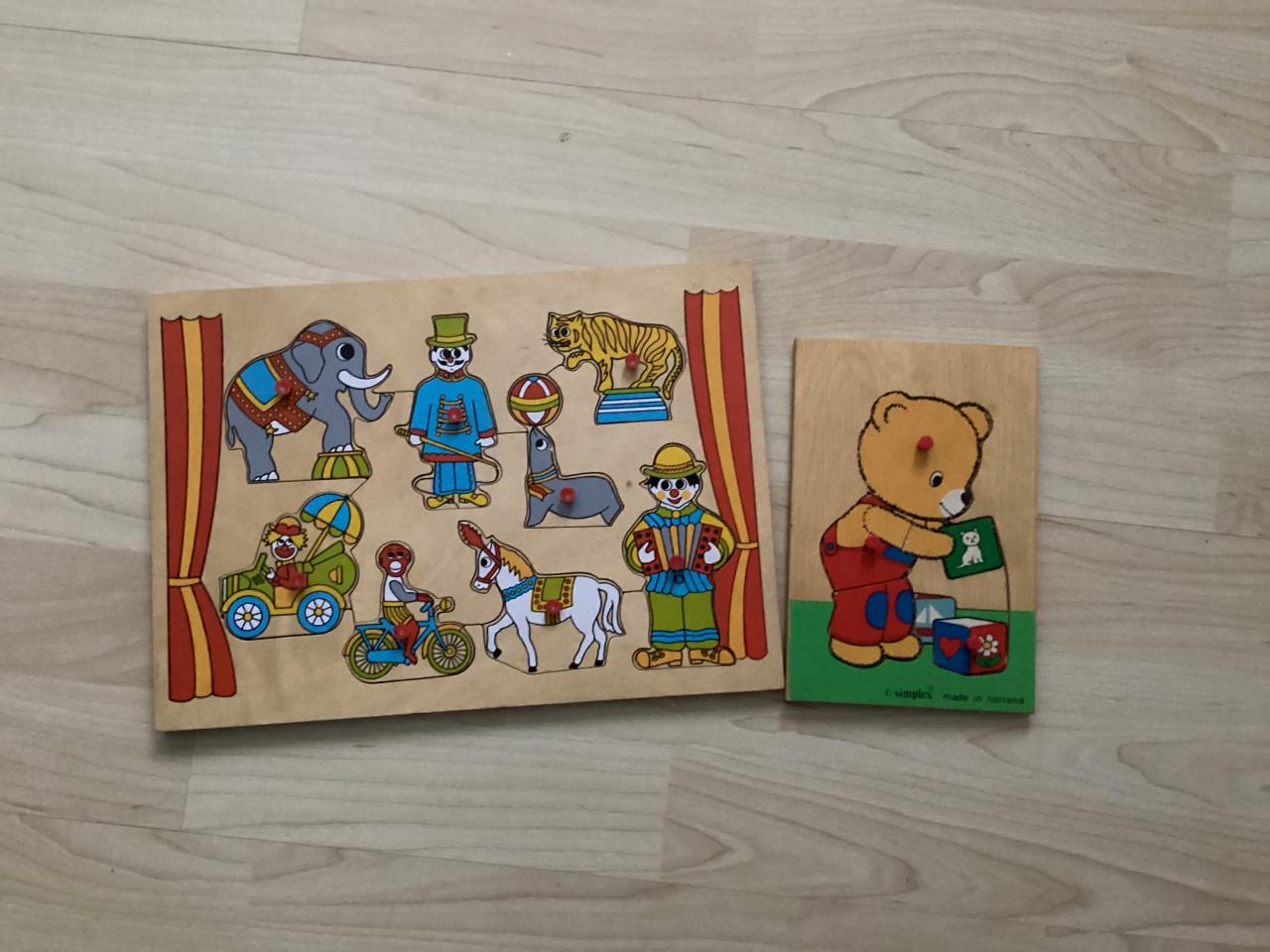 Houten  puzzels en boekjes