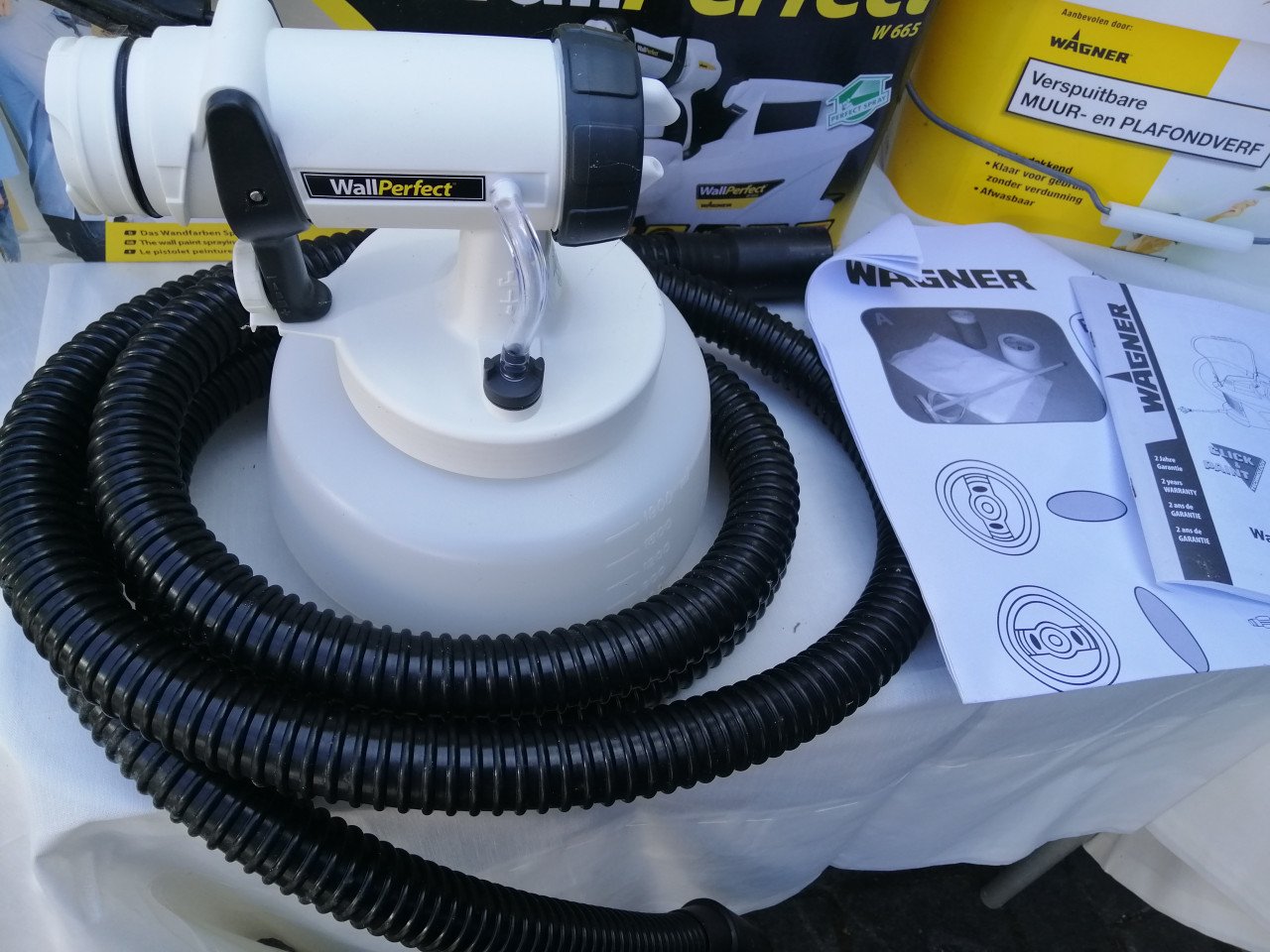 Nieuw Wagner WallPerfect W 665 verfspuitsysteem en 2emmers verf van 10 ltr