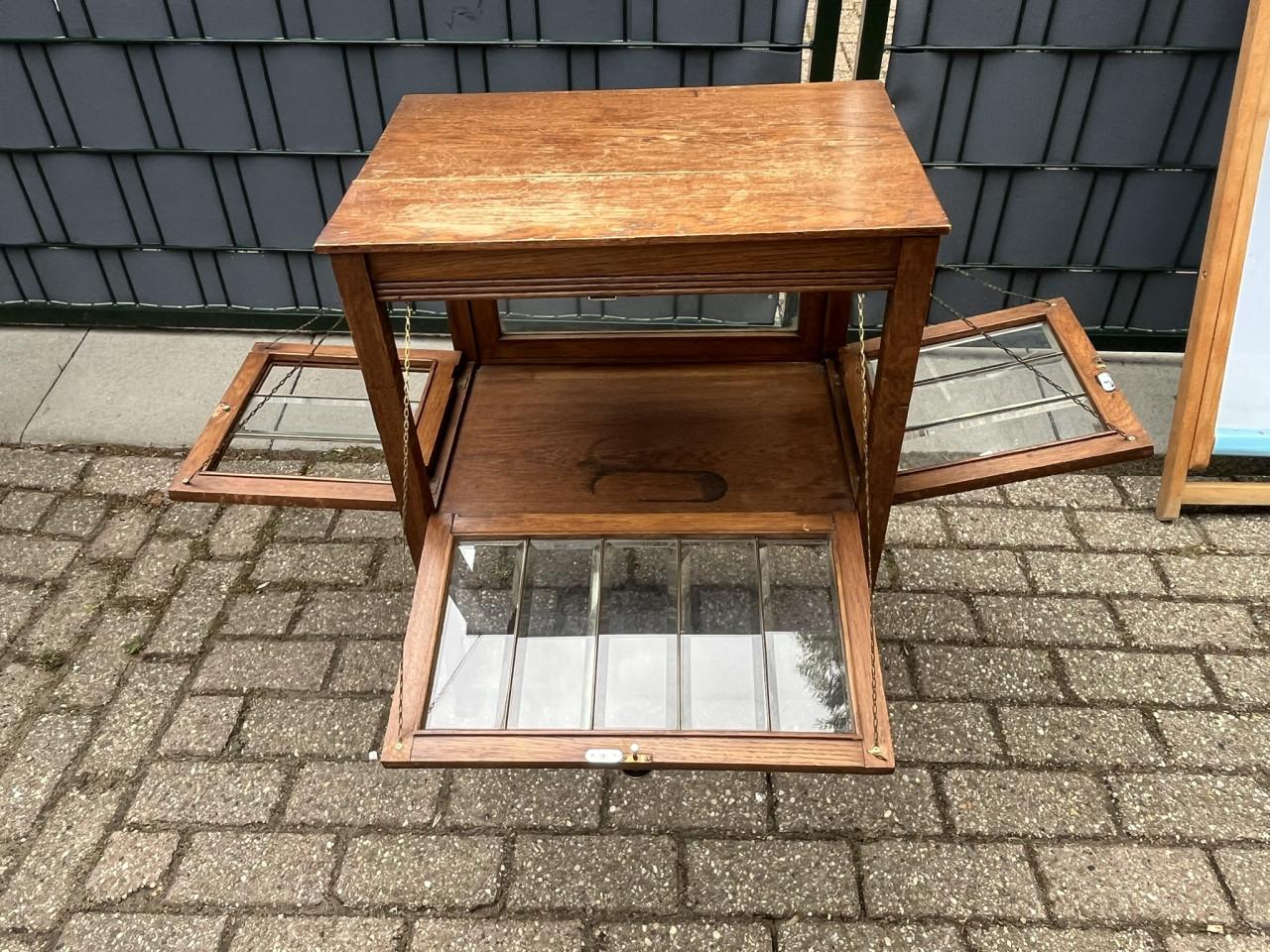Theekastje met facet glas