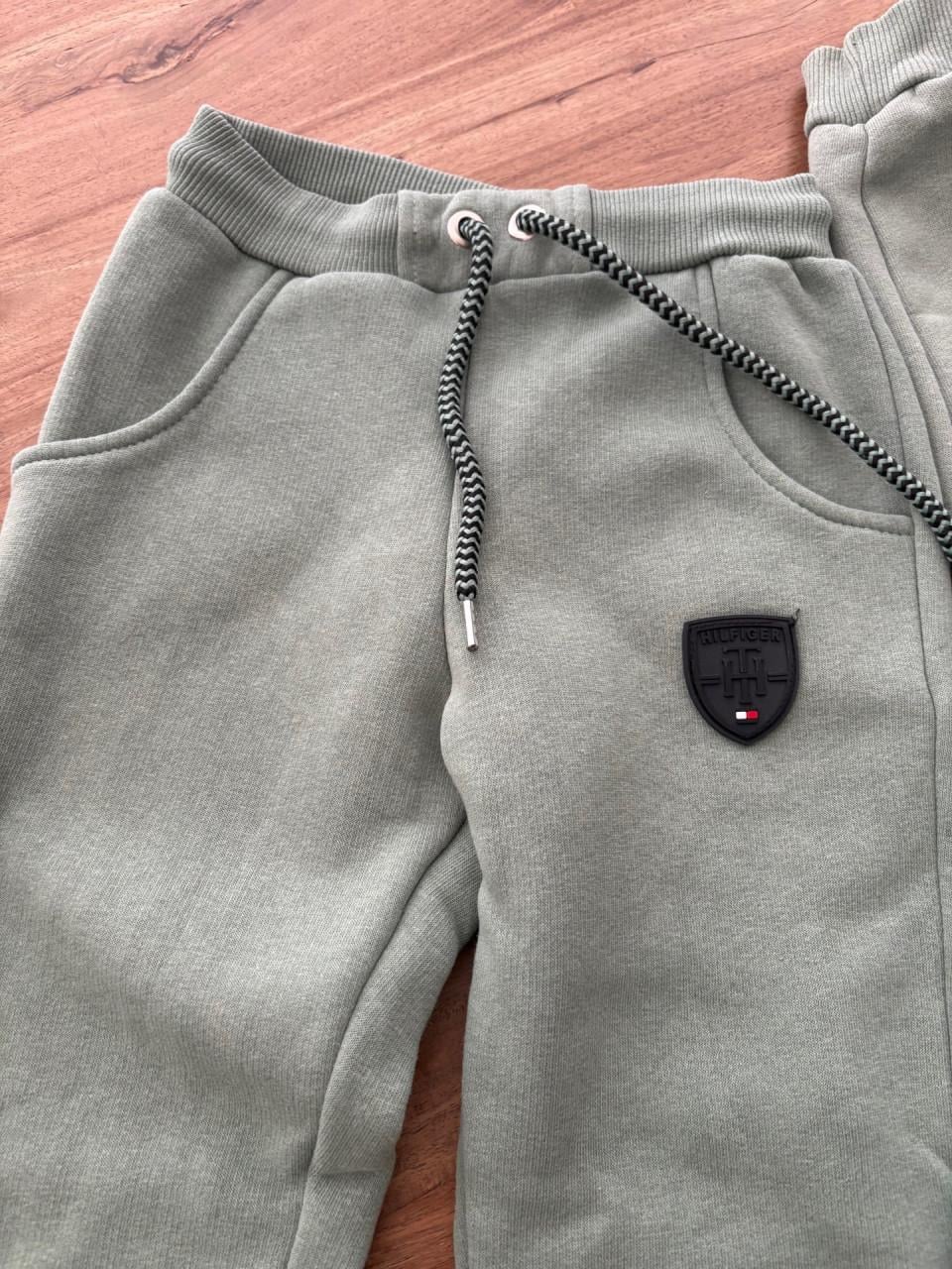 Joggingpak  maat 122/128.