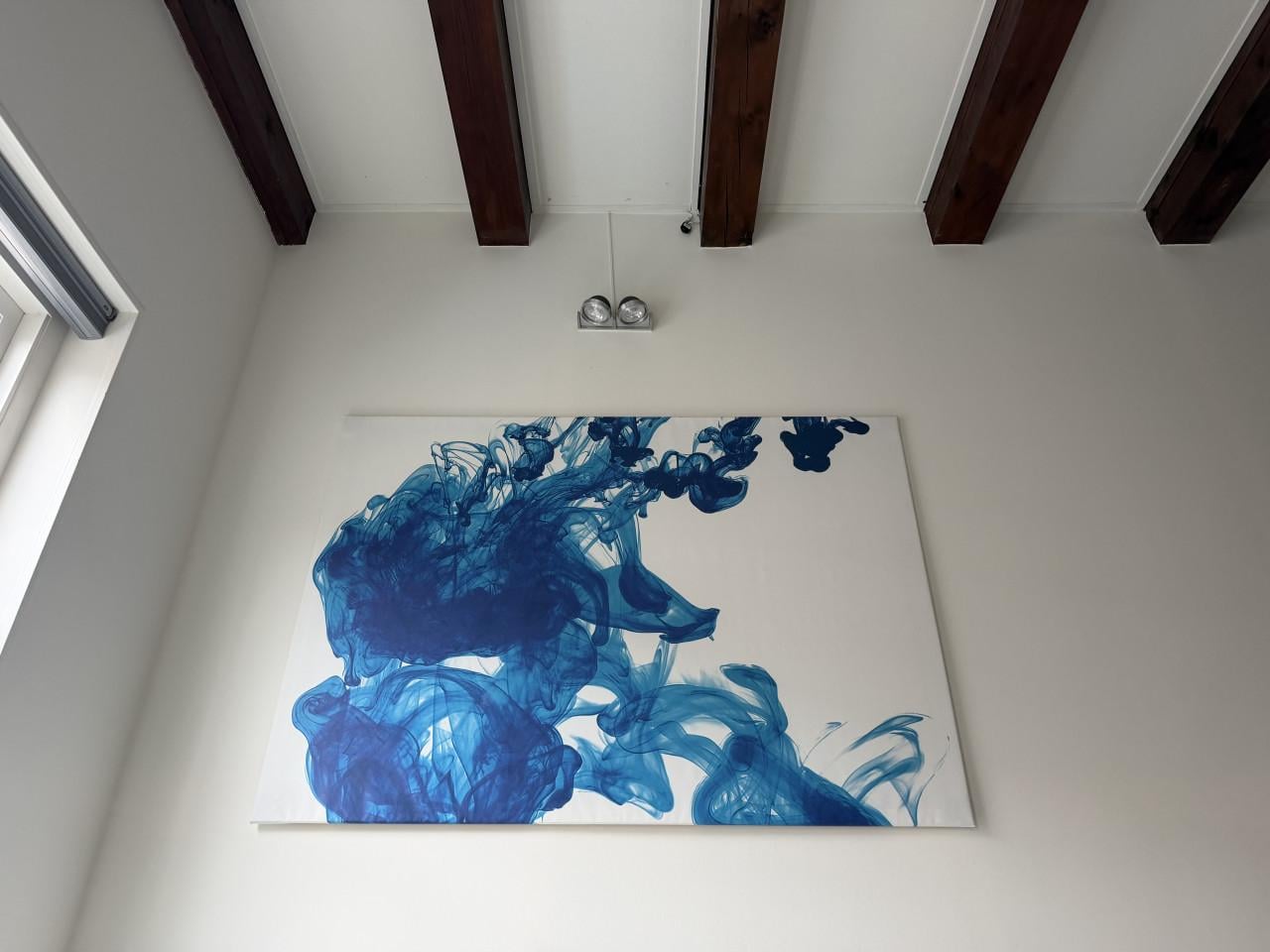 Groot abstract canvas met blauwe inktewolken