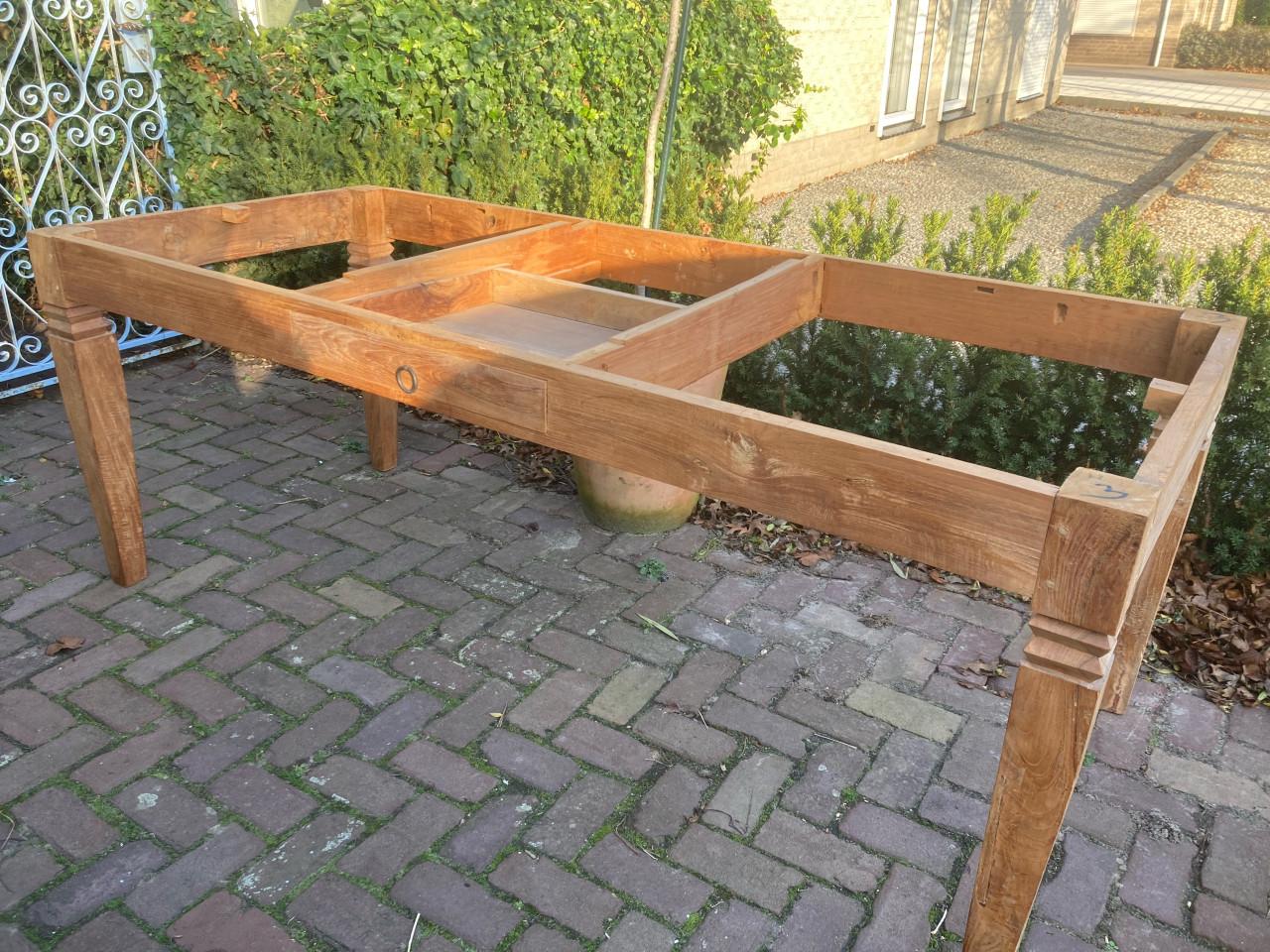 Te koop in Terneuzen zwaar massief teakhouten onderstel.