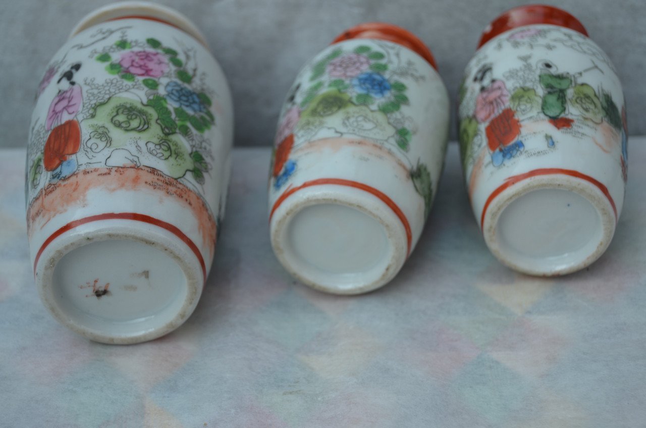 3 Kleine porseleinen vaasjes verm. Chinees.