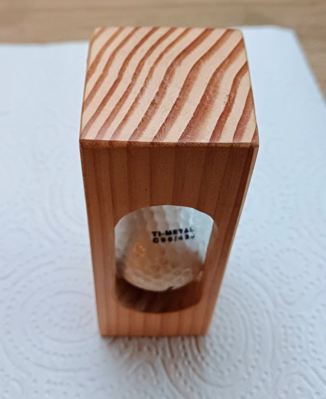 Houten blokje met golfbal
