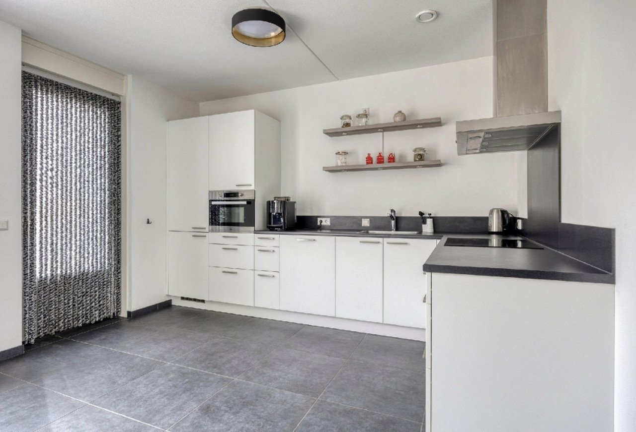 Instapklare twee onder een kap woning met garage in de Goese wijk Mannee