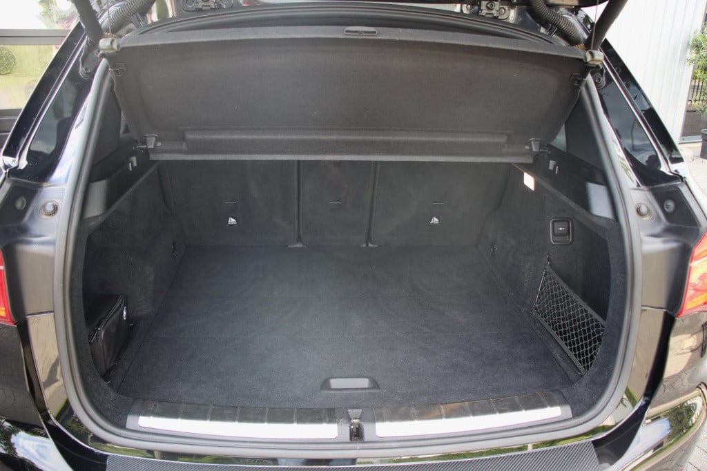 BMW X1 xdrive20i sport line automaat - led - pano - navi - stoel verw - cru
