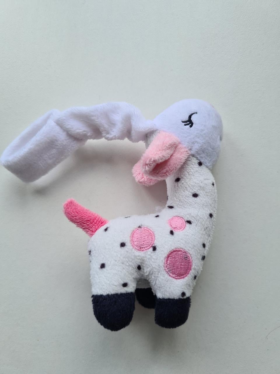 Tiano zachte, witte knuffelrammelaar