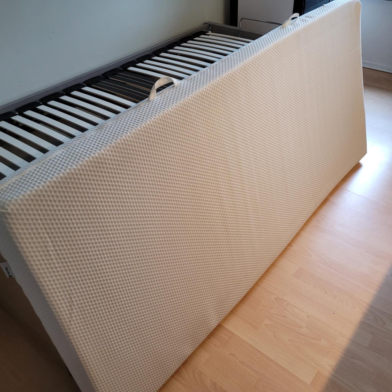 Elektrisch verstelbaar bed met opbergruimte