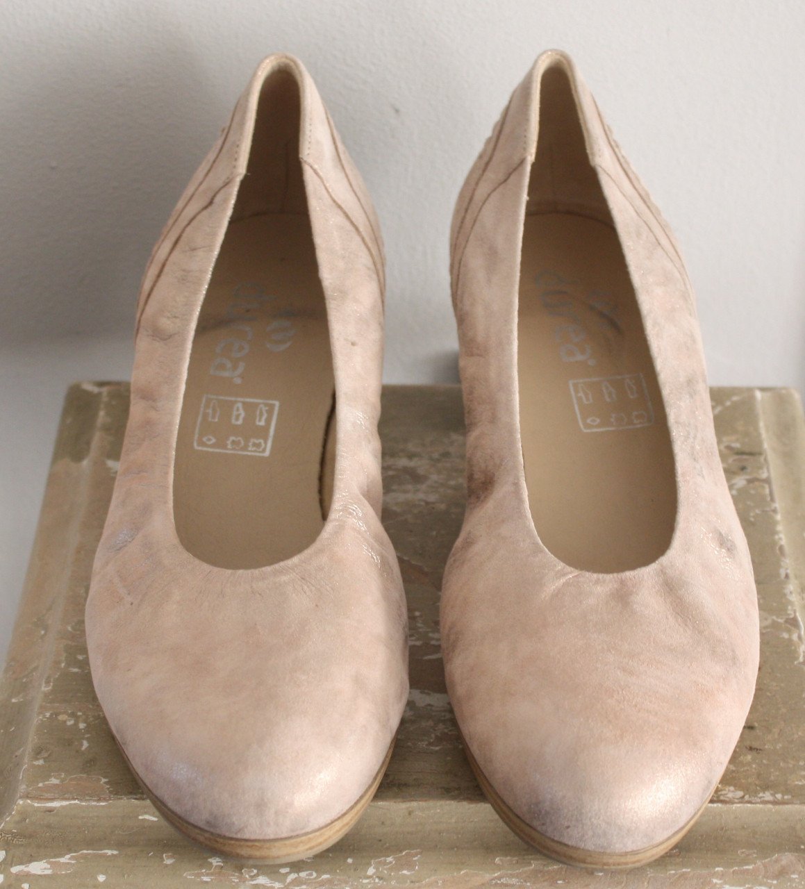 Beige met goudglood  pump maat 6,5