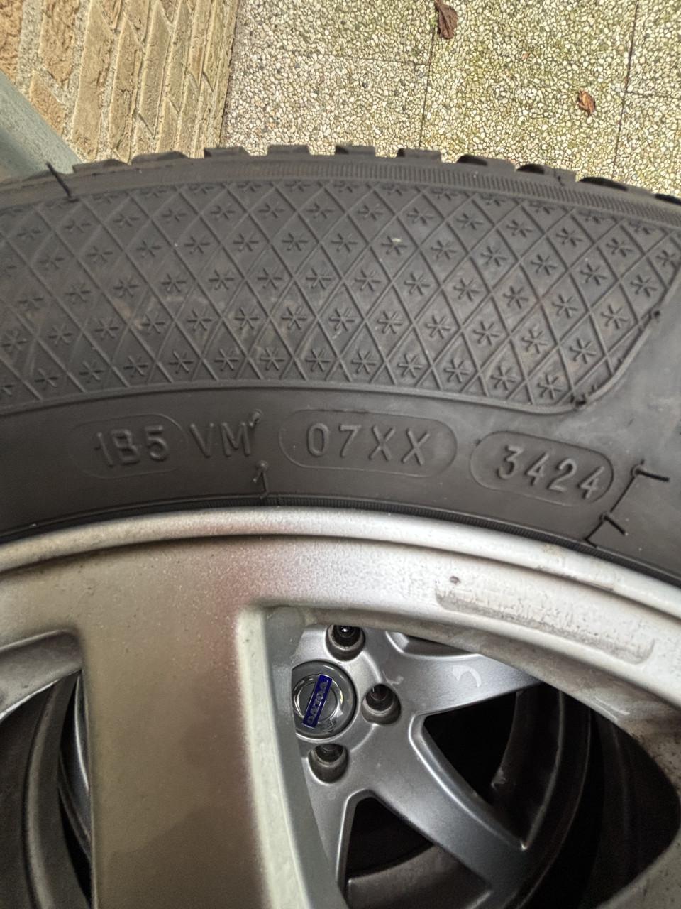 Set winterbanden op Volvo velgen