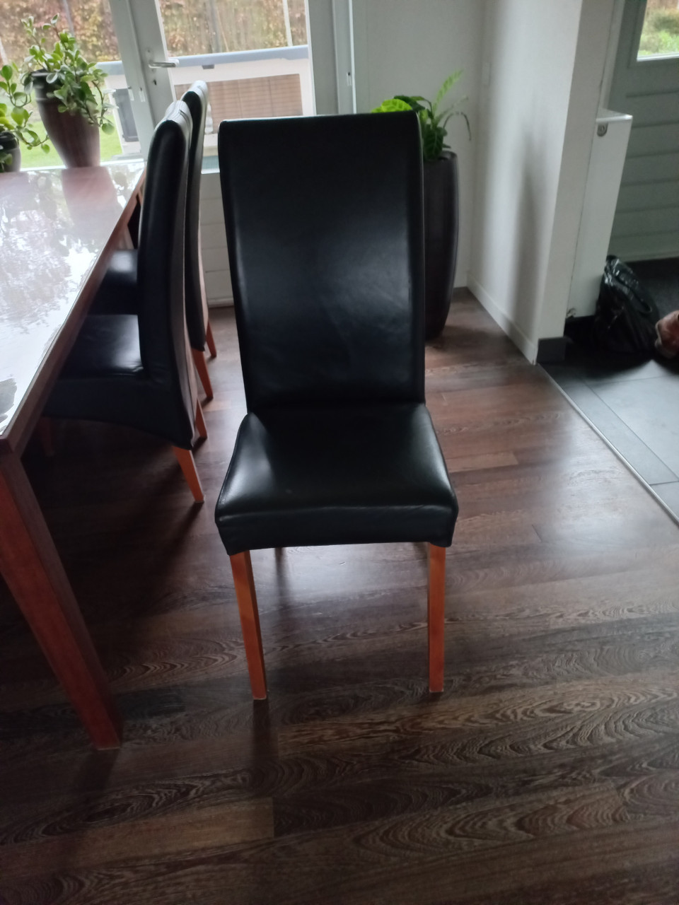 Eetkamertafel + 6 lederen stoelen