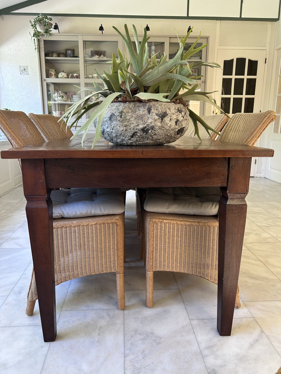 Eettafel en stoelen