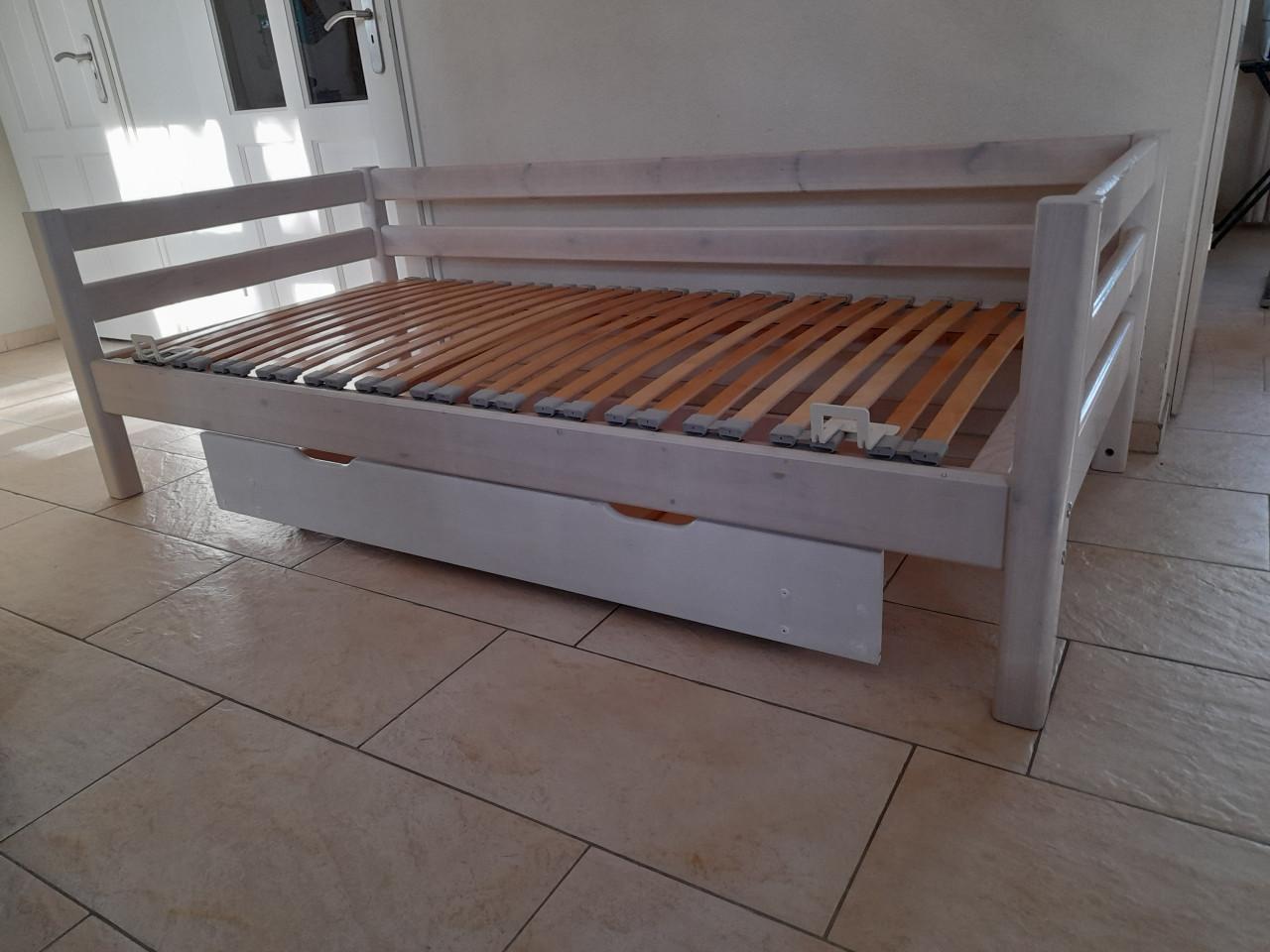 1 persoons bed 90 x 200 met lade ( in goede staat )