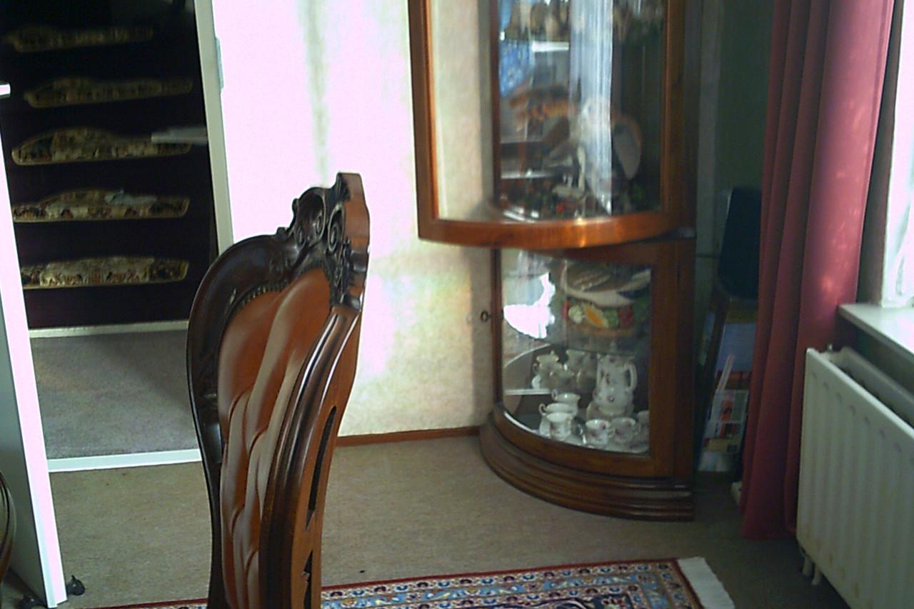 HOEKvitrine in ronde vorm met wandspiegels EN verlichting.