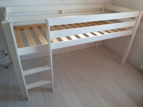 Hoogslaper/halfhoogslaper wit hout, half hoog bed