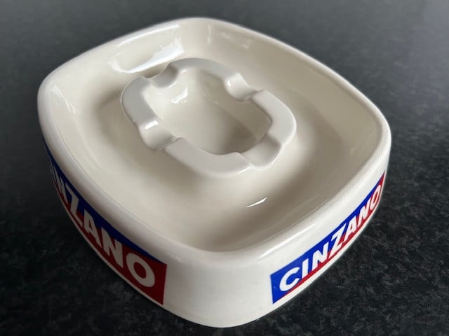 Asbak Cinzano.  Petrus Regout Maastrichts aardewerk.