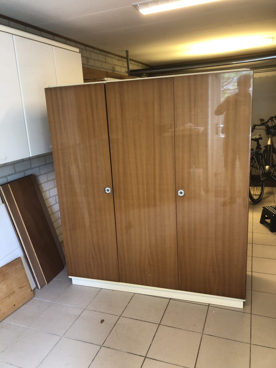 Vintage bed met nachtkastjes en 3 deurs kast.