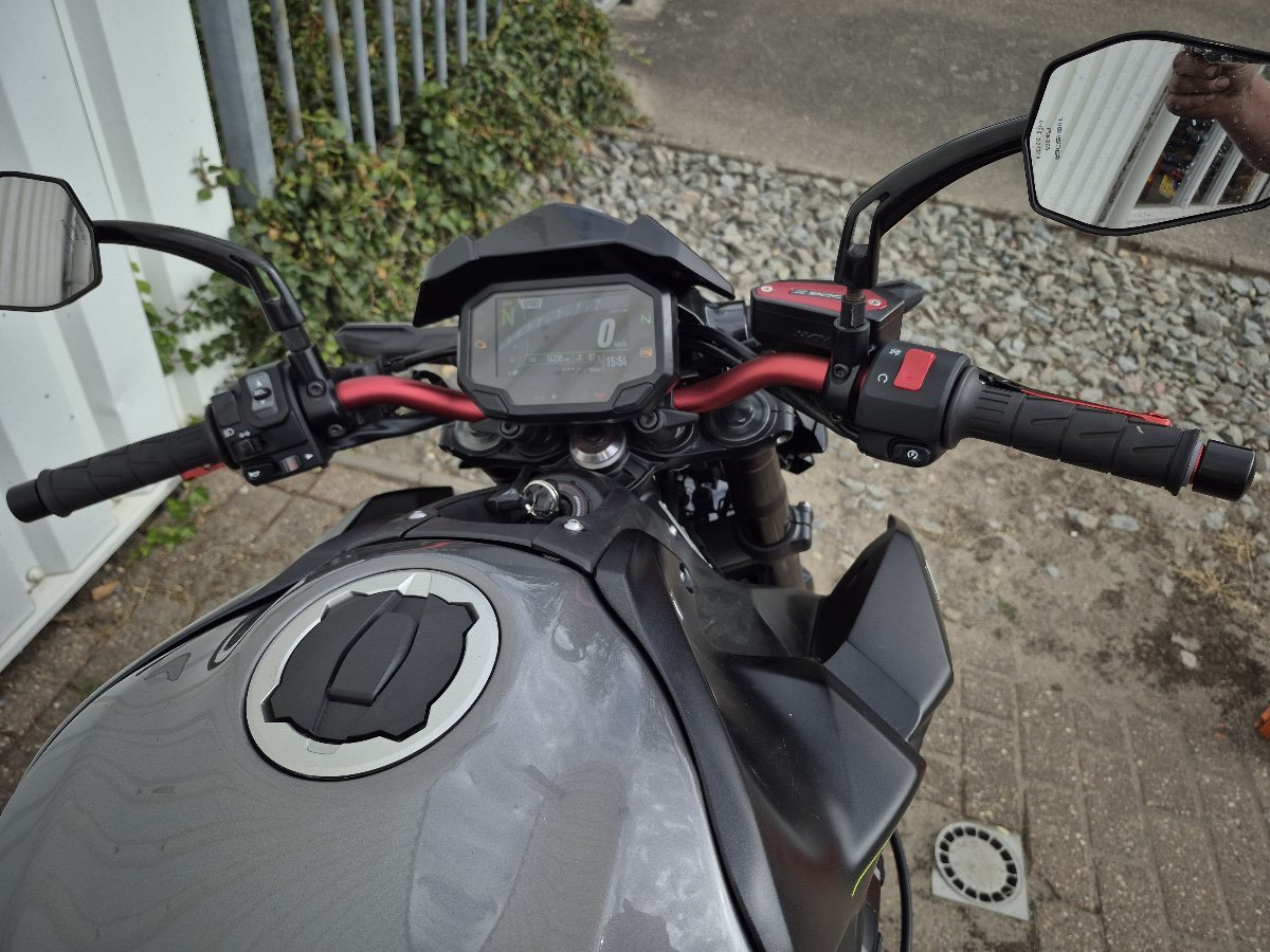 Kawasaki Z900 acrapovic uit 2023