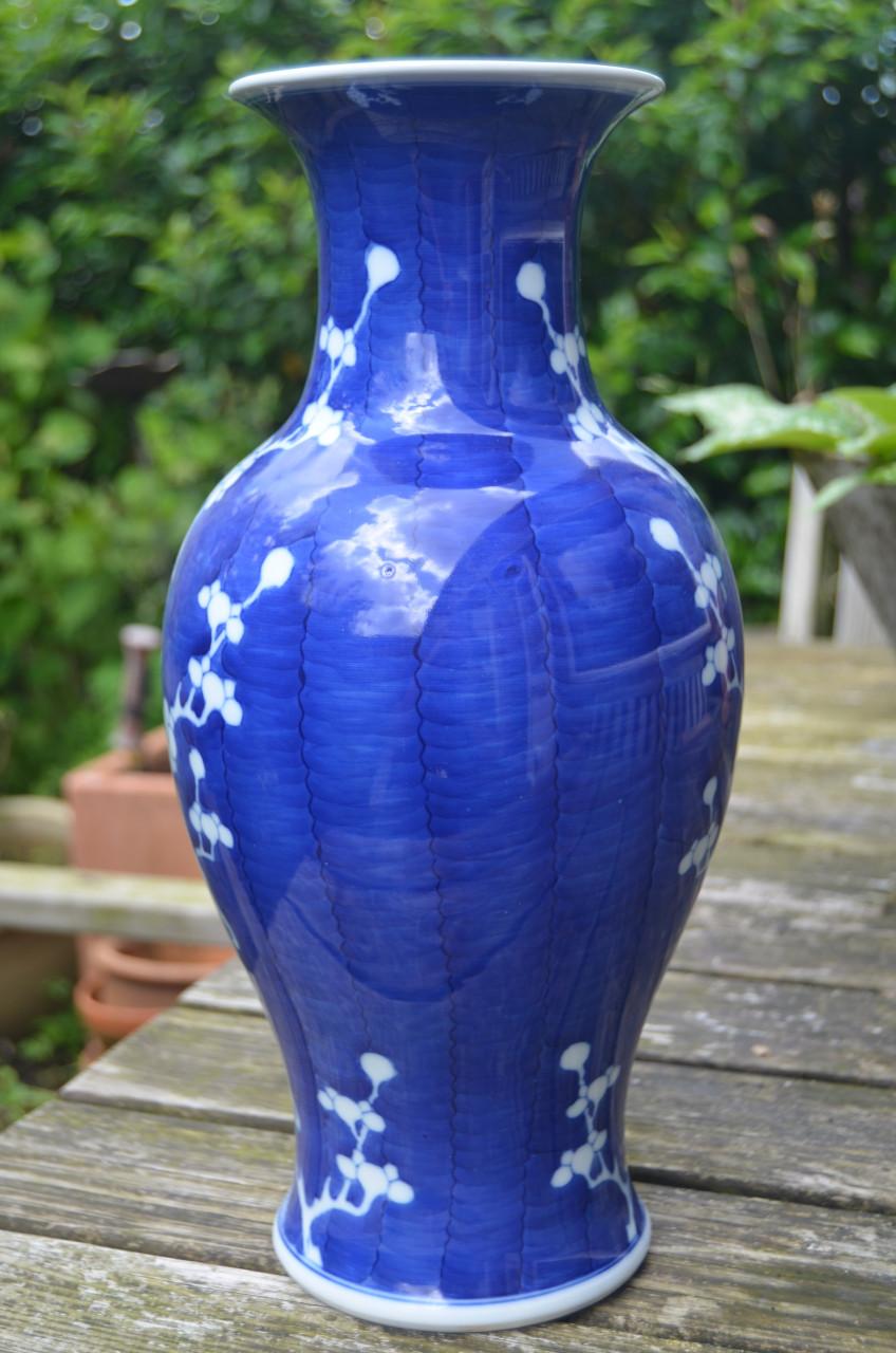 Mooie blauw/witte Chinese prunusvaas, gemerkt
