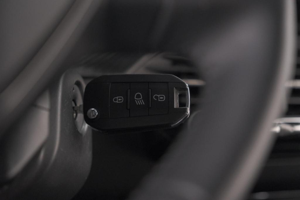 Peugeot 2008 1.2 hybrid 136 style | apple carplay | parkeersensoren | clima