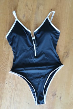 Badpak merk Censored maat M. Zwart met witte bies en rits en soft cups