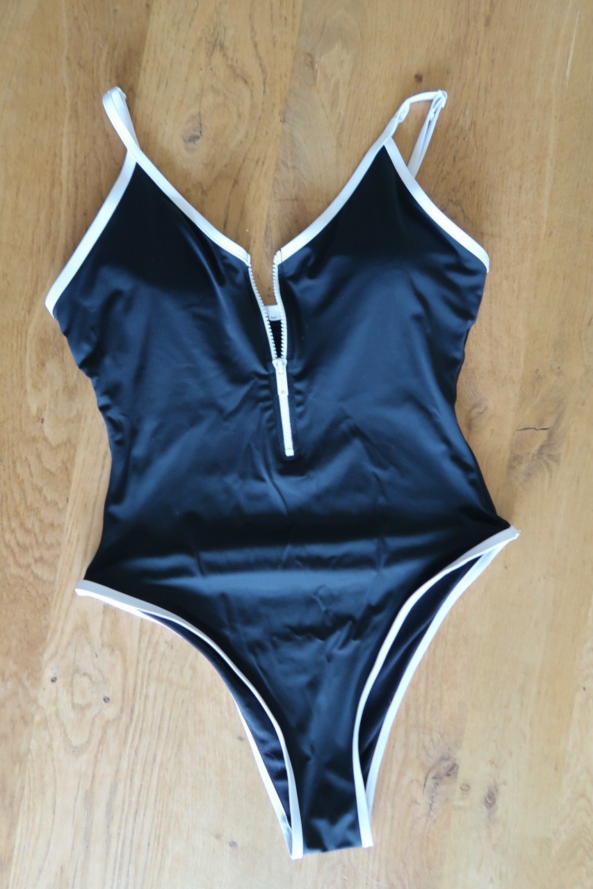 Badpak merk Censored maat M. Zwart met witte bies en rits en soft cups
