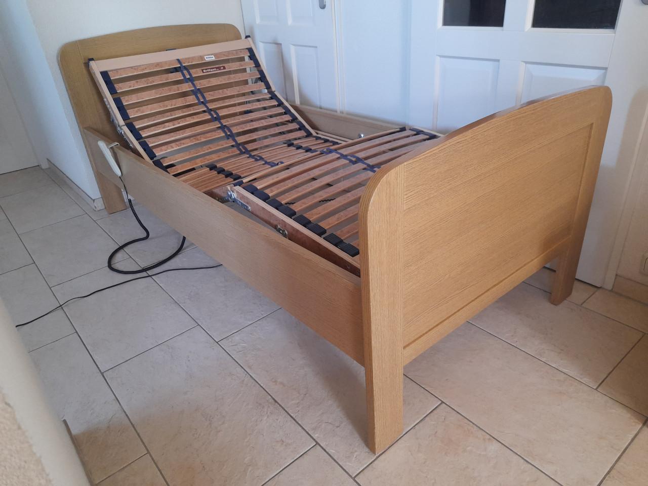 Senioren bed met elektrisch verstelbare lattenbodem 90 x 200(in goede staat