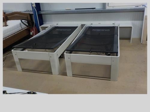 2 auping ledikanten + 2 elektrische auping spiralen + ombouw met 2 tafeltje