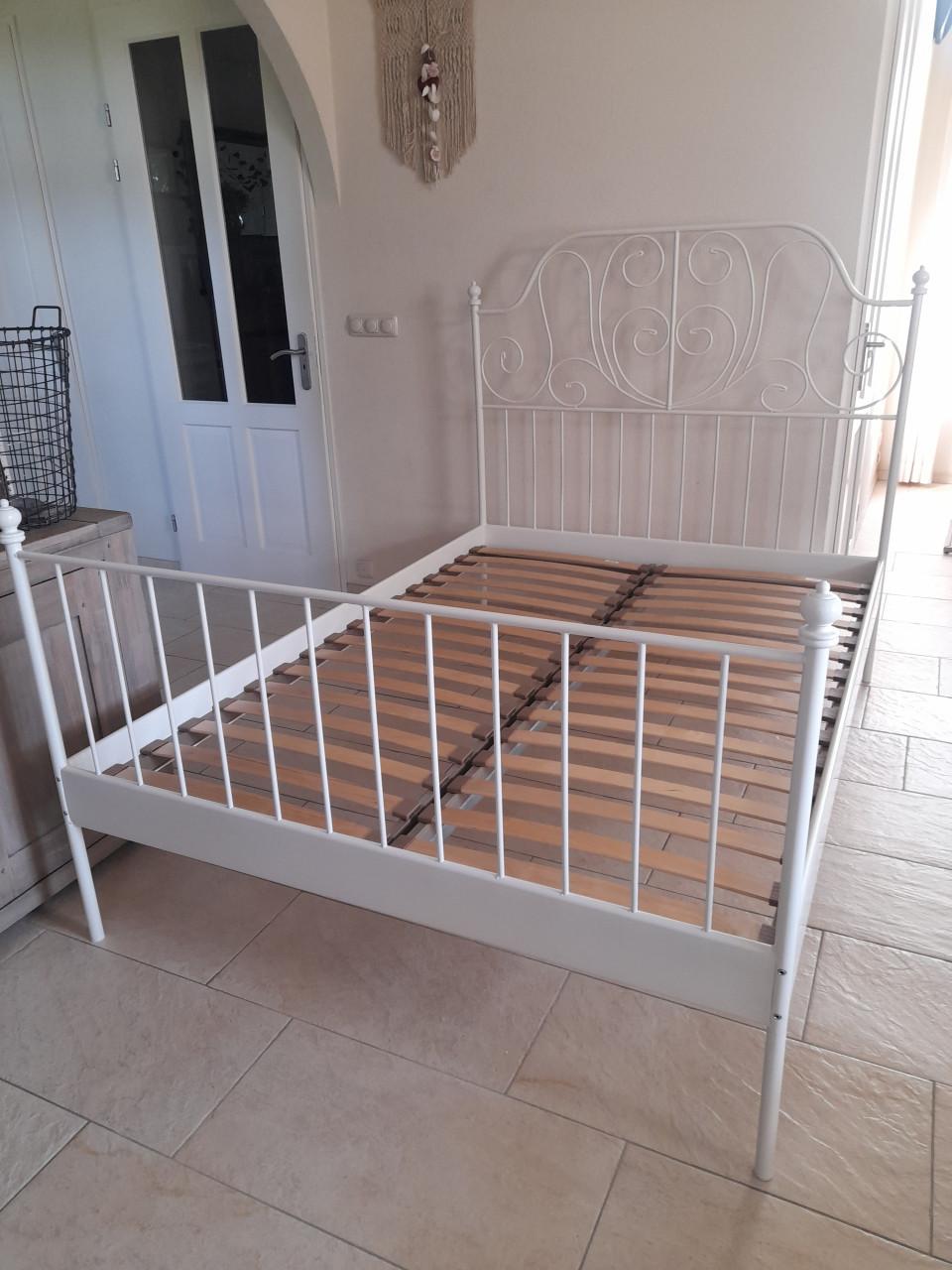 Wit metalen bed 140 x 200 (in goede nette staat )