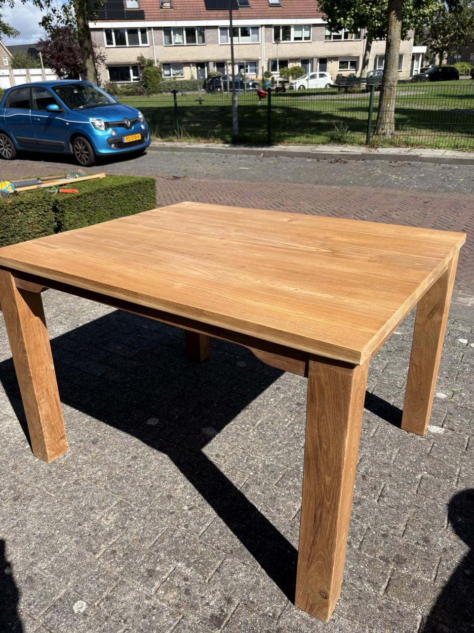 Teakhouten tafel