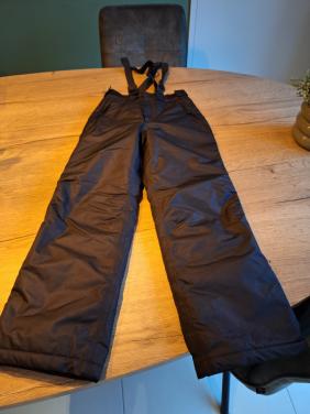 Bijna nieuwe skibroek te koop, maat 152.