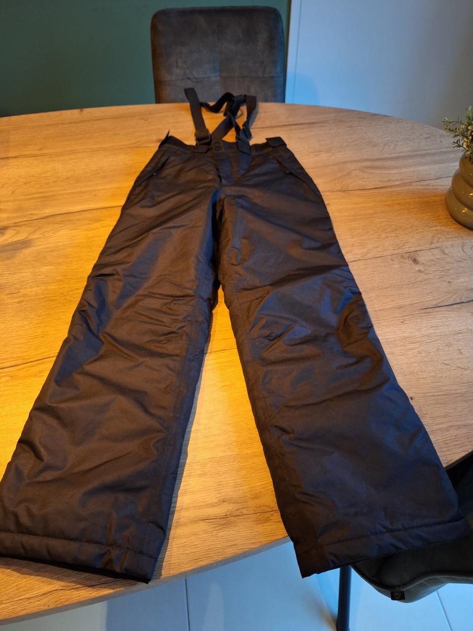 Bijna nieuwe skibroek te koop, maat 152.