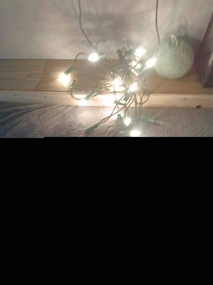 Bananen doos vol met allerlei kerstspullen