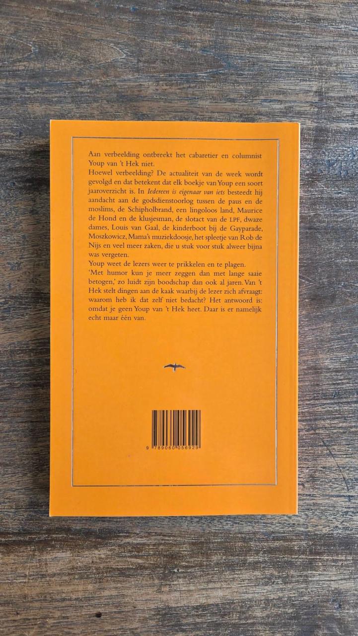Boek in nieuwstaat 'Iedereen is eigenaar van iets' van Youp van 't Hek.