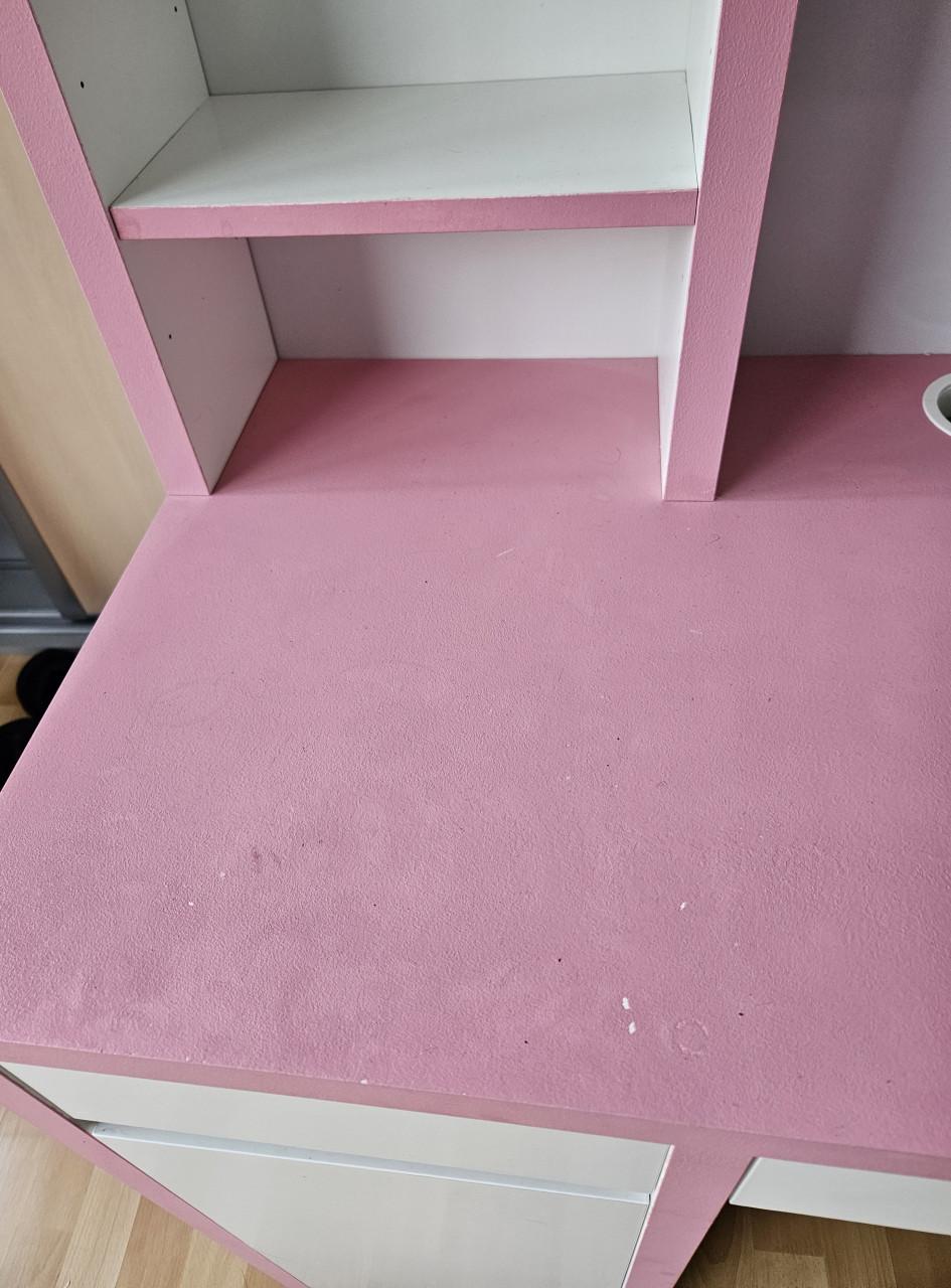 Roze geverfd micke ikea bureau