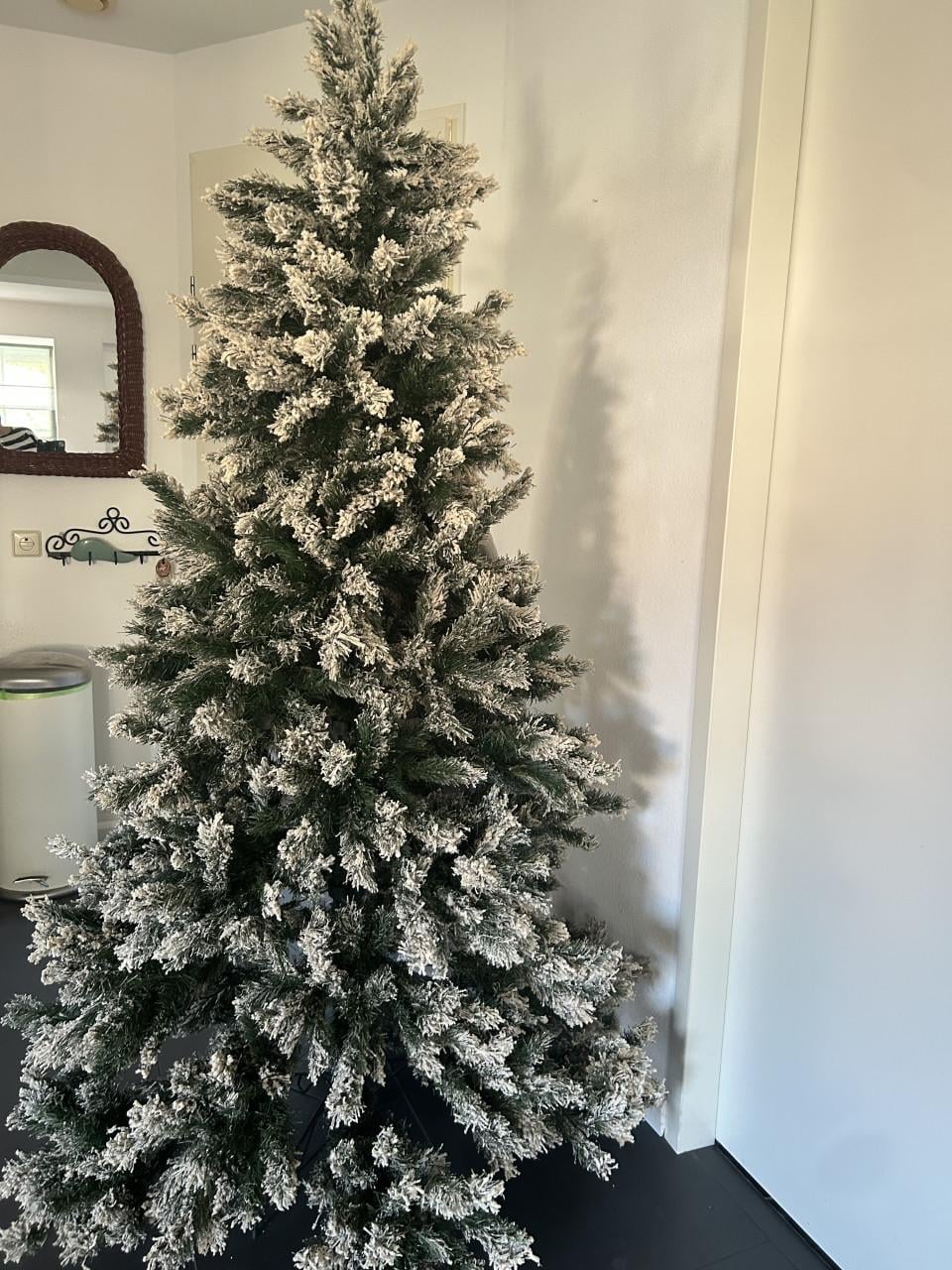 Kerstboom met sneeuw Intratuin Kiev  2.10 hoog